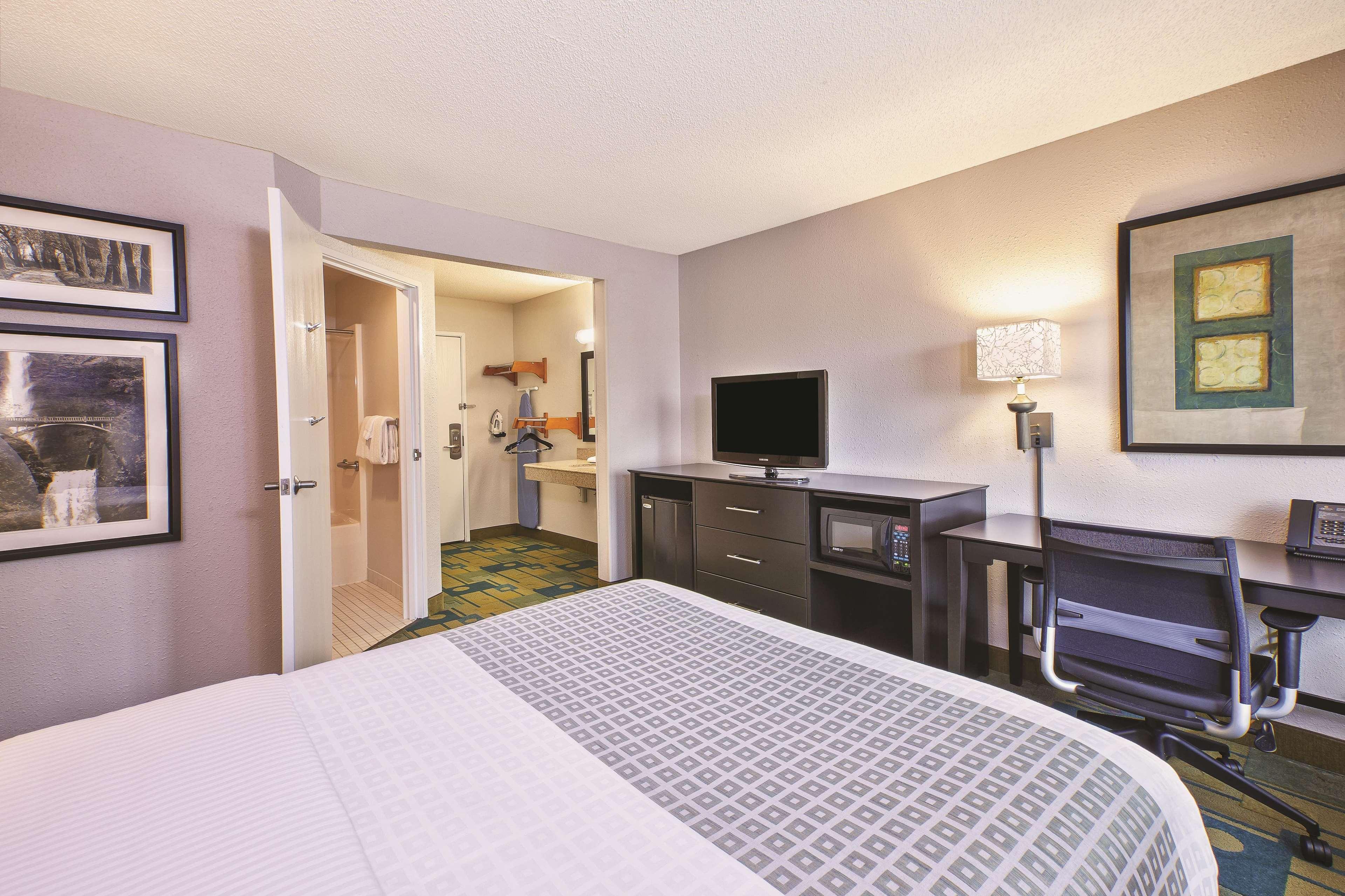 La Quinta Inn by Wyndham Toledo Perrysburg Bagian luar foto