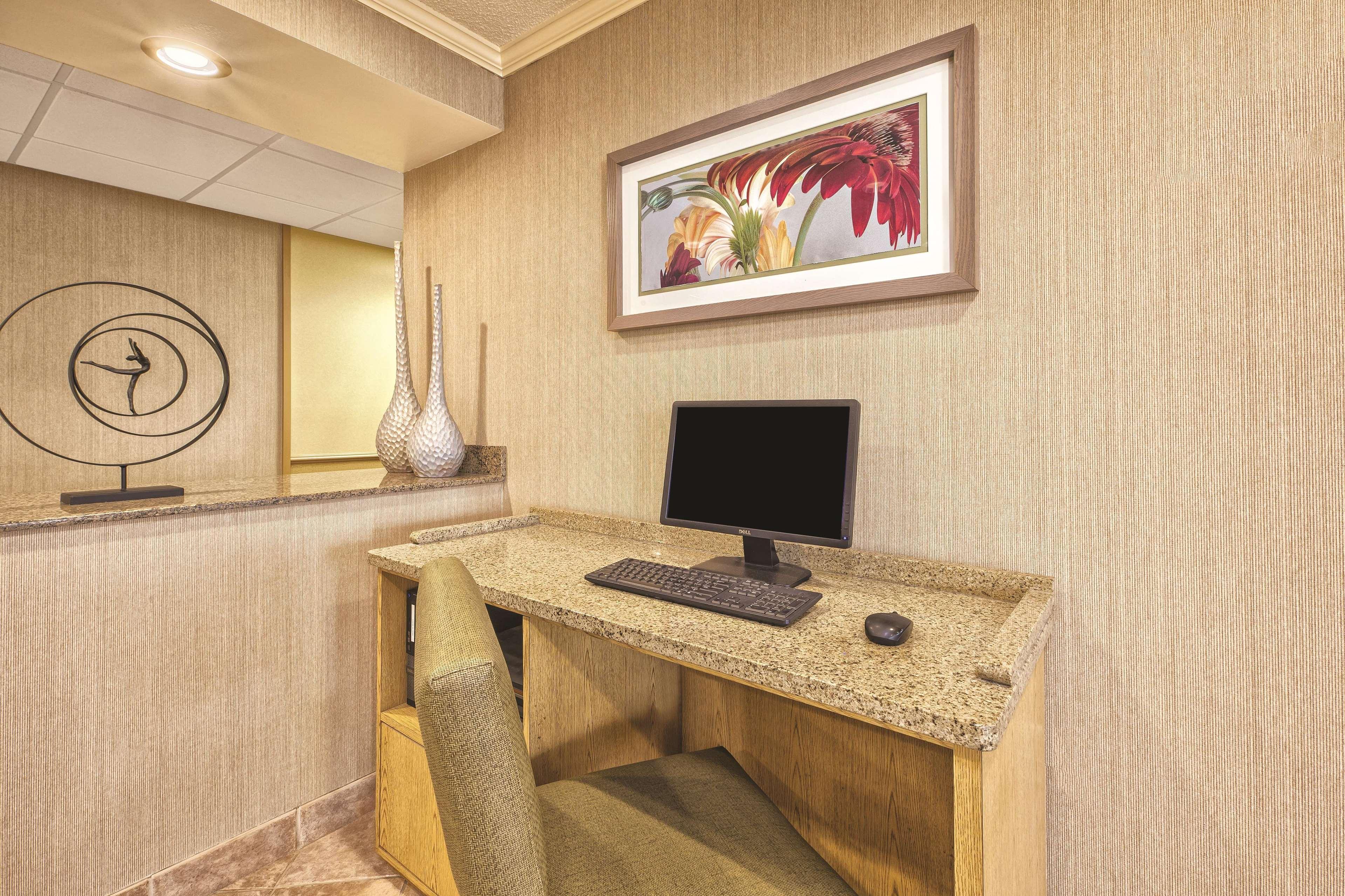 La Quinta Inn by Wyndham Toledo Perrysburg Bagian luar foto