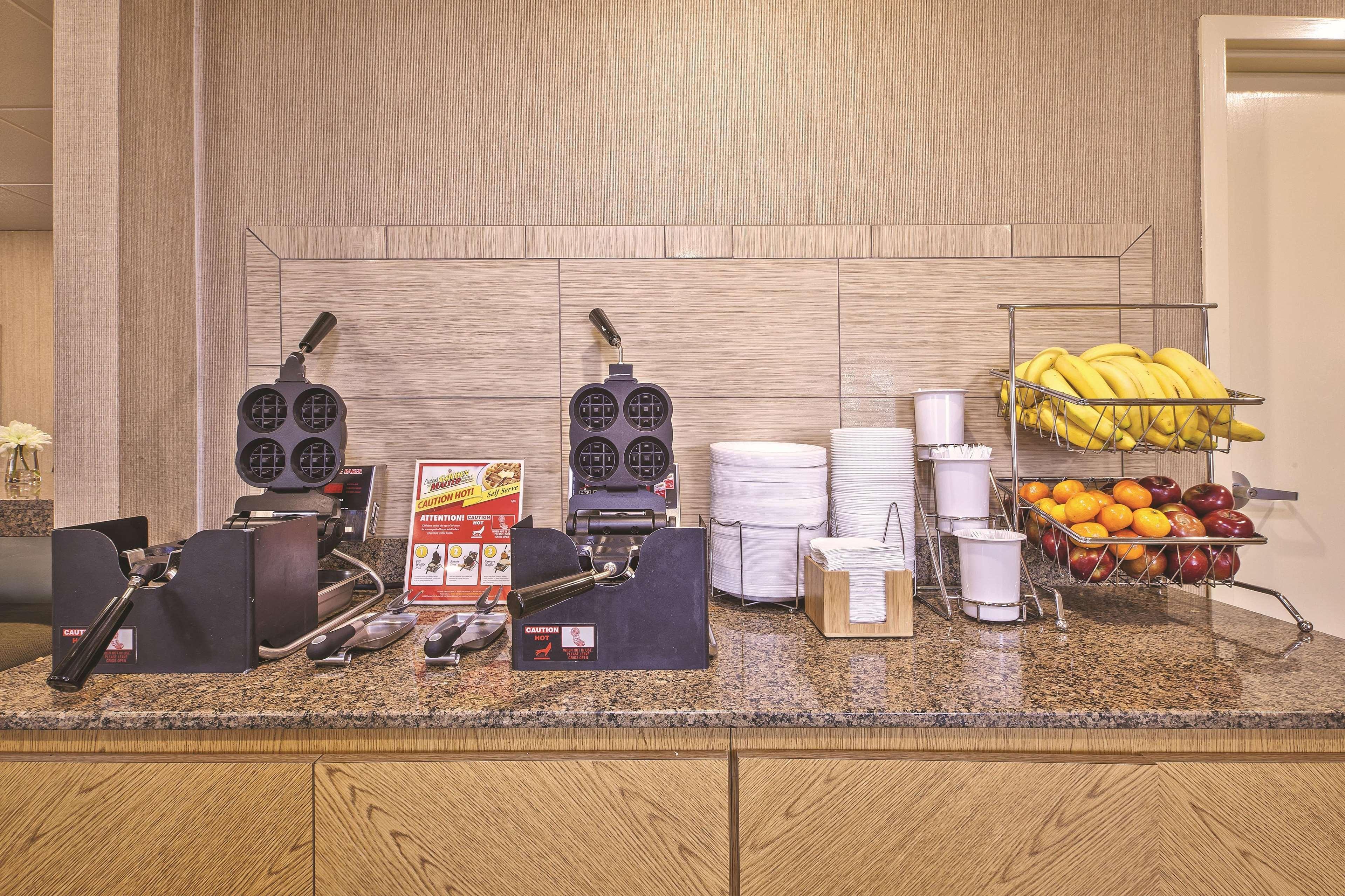 La Quinta Inn by Wyndham Toledo Perrysburg Bagian luar foto