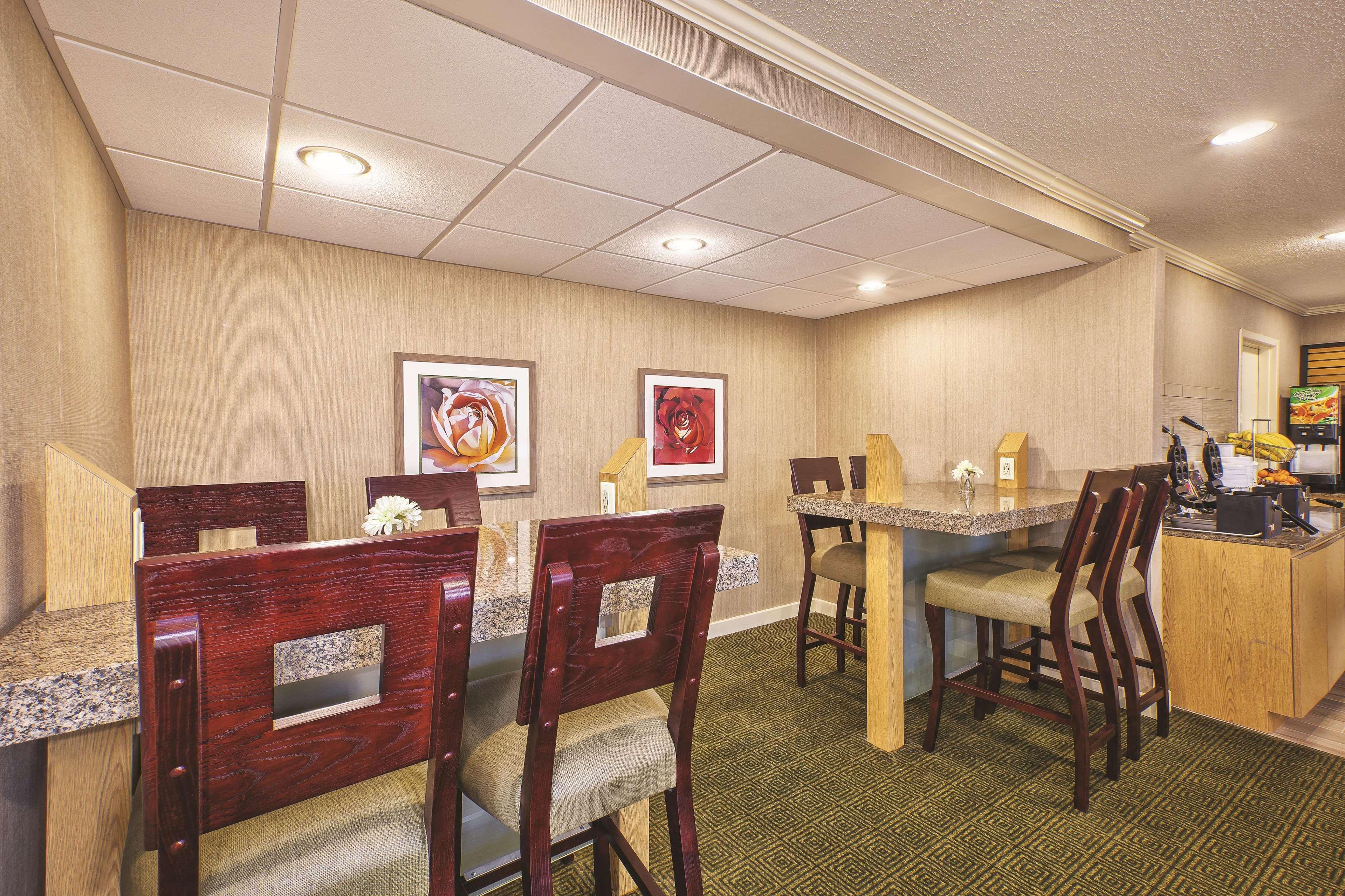 La Quinta Inn by Wyndham Toledo Perrysburg Bagian luar foto